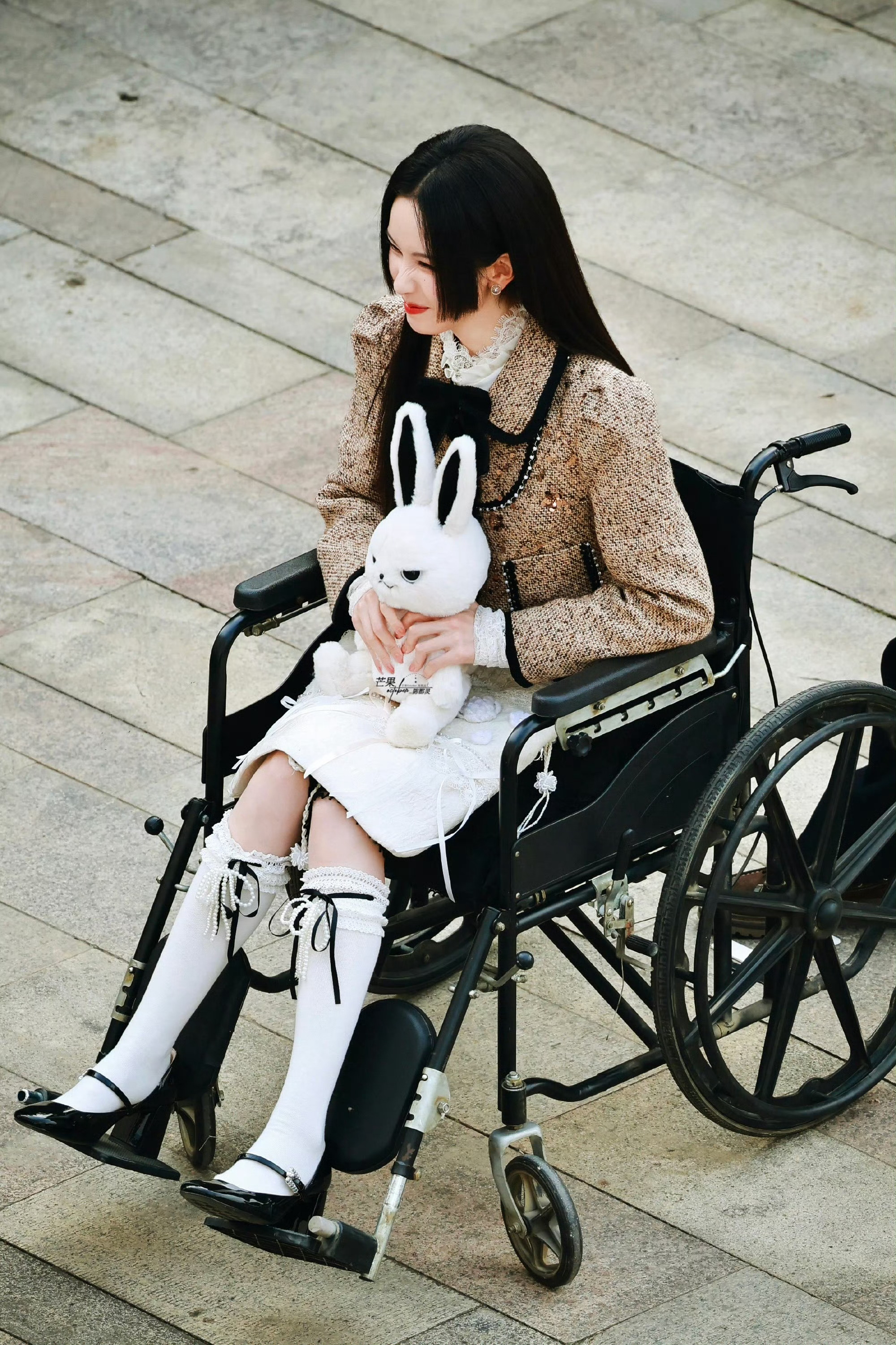 跟兔子玩偶的表情一模一样☺️陈都灵白幼薇