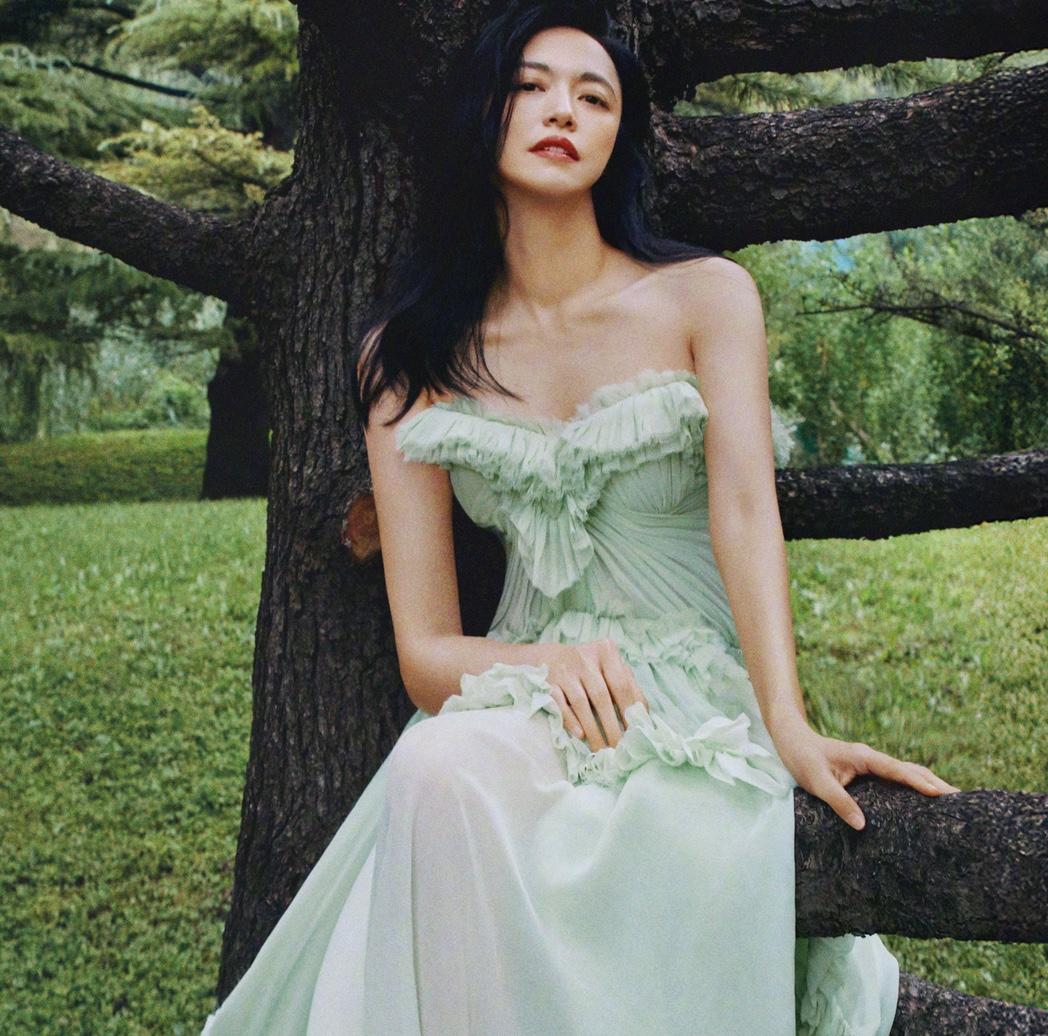 姚晨和曹郁官宣离婚后。

她的第一段感情又被挖出来了。

同样是离婚，姚晨这两次