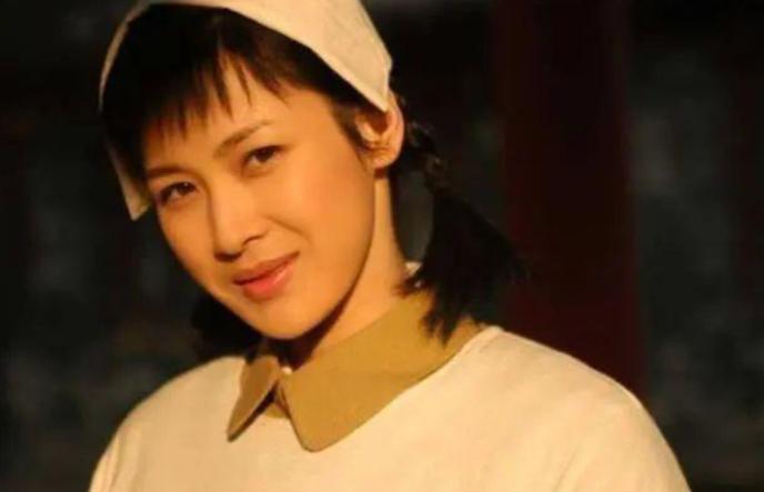 2011年身家25亿的温州首富周旭辉，瞒着原配，看上了“李云龙”饰演者的老婆童蕾