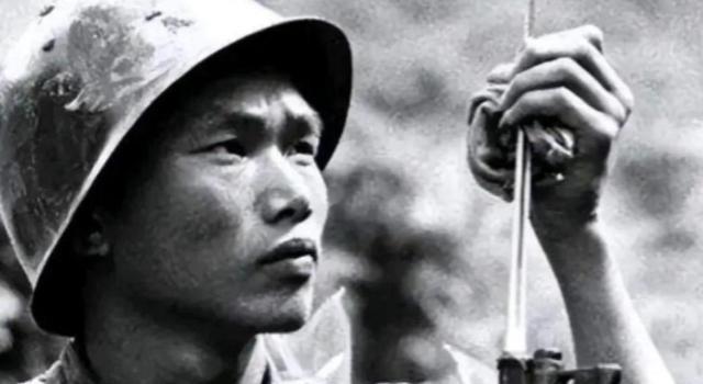 1990年重庆街头，一个农民被数十个混混围攻却丝毫不惧，他竟徒手接住扔来的板砖进