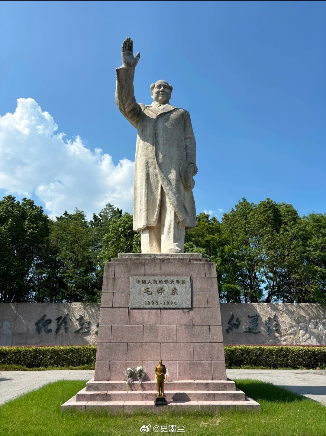 南京十月村的毛主席雕像1956年1月毛主席视察南京十月村他指出“组织起来，走共同