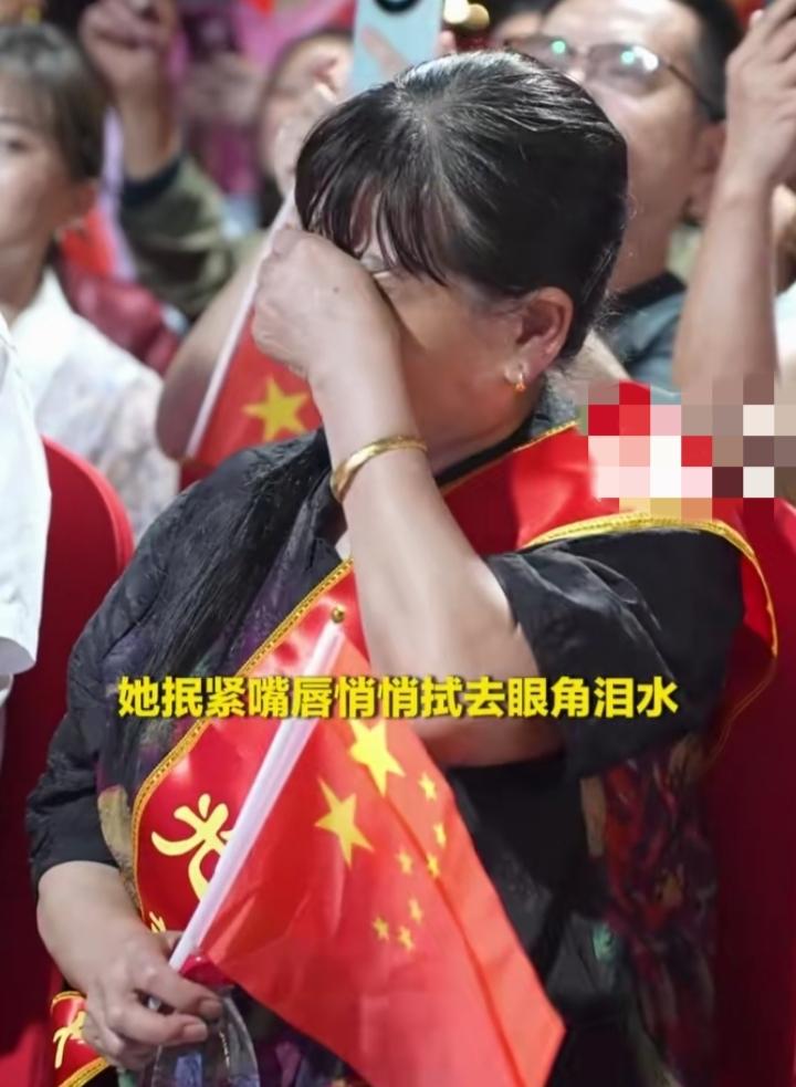 神二十一乘组顺利着陆，张陆妈妈这抹眼泪看哭好多人！返回舱开伞那一下，镜头扫到张妈