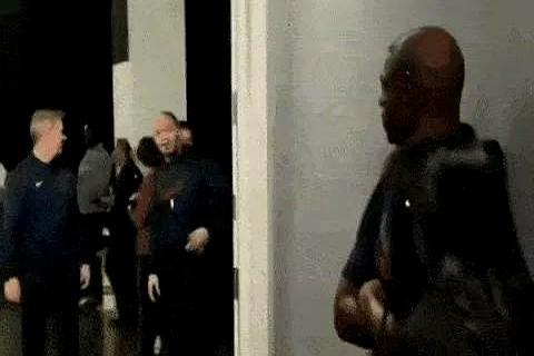 当对方教练在10秒内两次拨开你伸出的手，你就知道，有些线被踩穿了。
保罗这赛季的