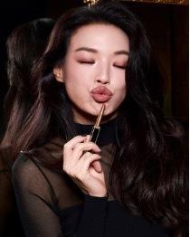 舒淇怼脸含金量 天呐，舒淇这个水润润的裸唇美的太犯规了吧！！有没有姐妹来科普下！