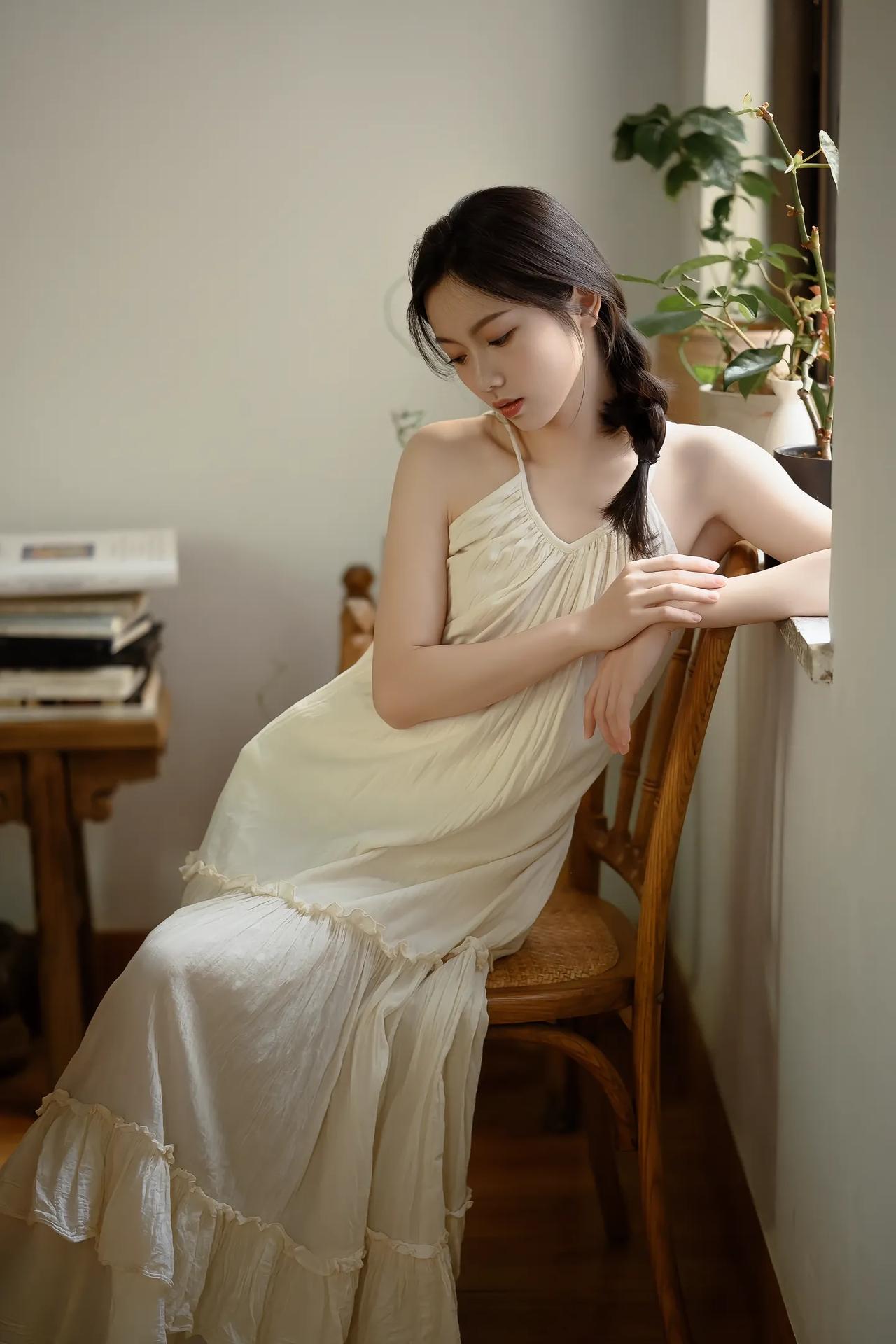 轻纱拂面，静坐思悠。