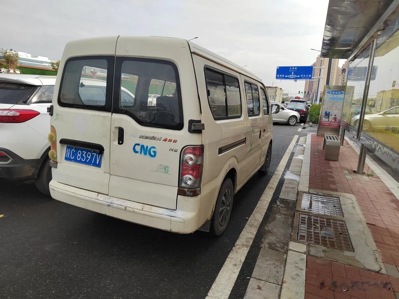 正定铁西，兴德路（恒山西路）道路成了停车场，六车道成了四车道甚至三车道，坐公交也