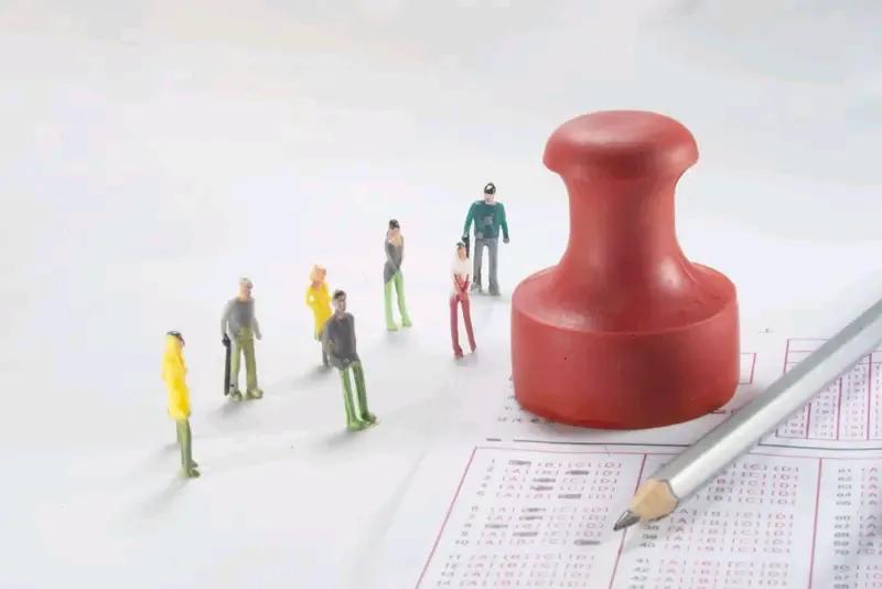 重庆33岁的齐挺（化名）参加公务员遴选，这一路那叫一个厉害，笔试、综合成绩都是第