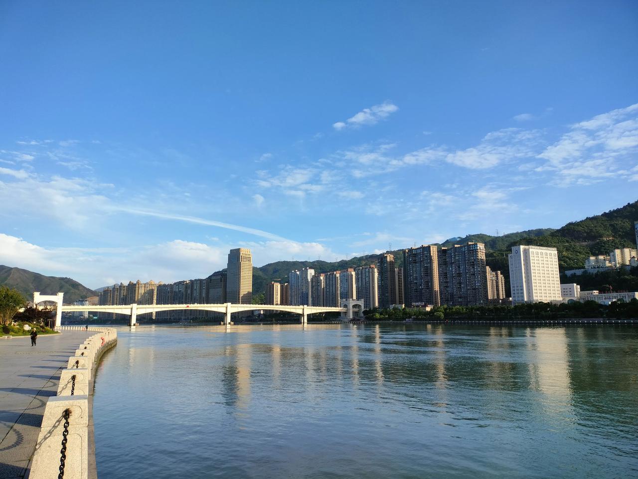 没想到这么快就来了！2024年6月19日凌晨1点01分，英伟达市值盘中达到3.3