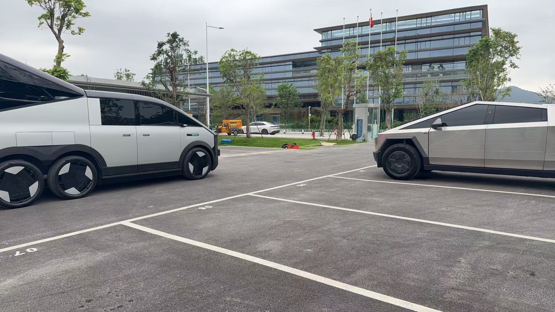 今天可以开一台车去找朋友聚餐，选哪台好 