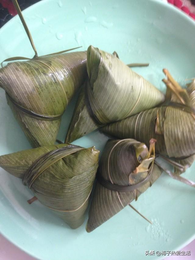 我认为甜粽子，我们一般都是红枣红豆，板栗粽子，都是甜味的，我是喜欢吃甜食的。