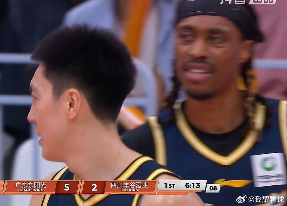 开局又是进攻便秘，广东队大半节球只拿到7分，和四川队打得难分难解，辣眼睛啊我发现