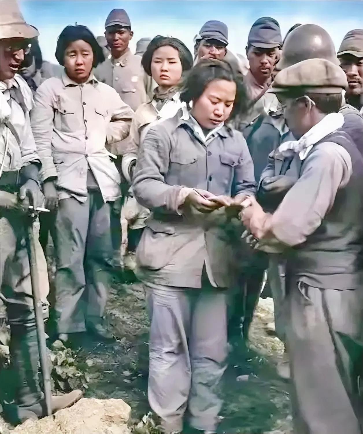 这一张被日军俘虏的国军女兵照片，她们长得那么漂亮，真不敢想象她后面的遭遇

照片