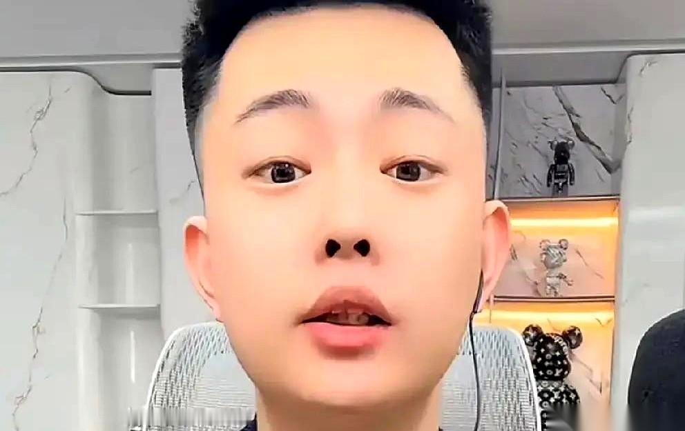 3800万粉丝的大网红，说跪就跪了。
红着眼，对着镜头鞠躬，说自己以前太狂了。