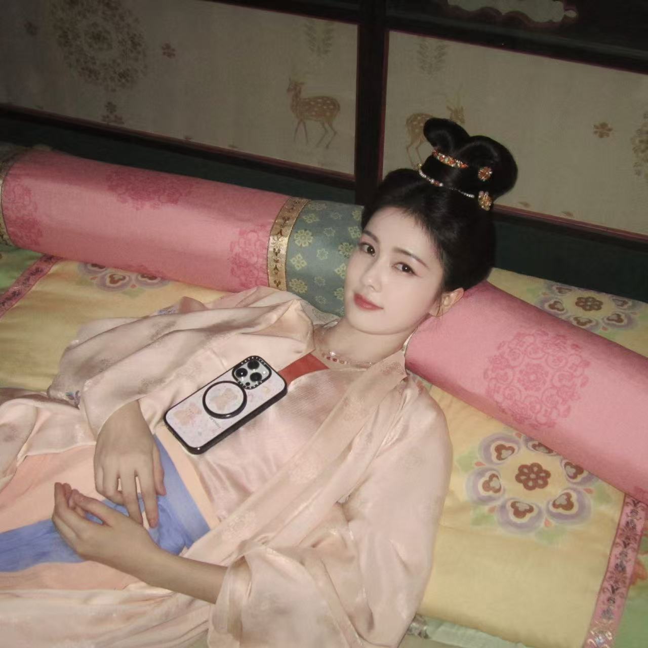 白鹿的底牌是作品编剧风波终于澄清，原来是一场误会。面对无端非议，白鹿从不争辩，一