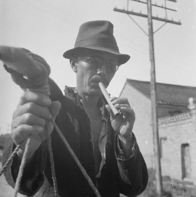 1933年，德国女子莫里森踏上中国土地，用镜头记录下战乱与希望交织的旧中国。她以