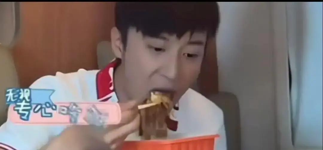 乔任梁生前吃饭像赶场，三两口解决，背后全是通告表的倒计时。
 
镜头外，他一句“