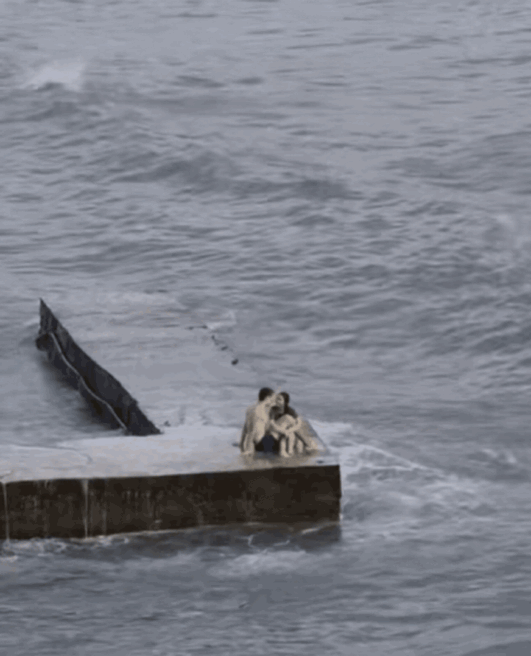 这对恩爱秀的，连大海都看不下去了！