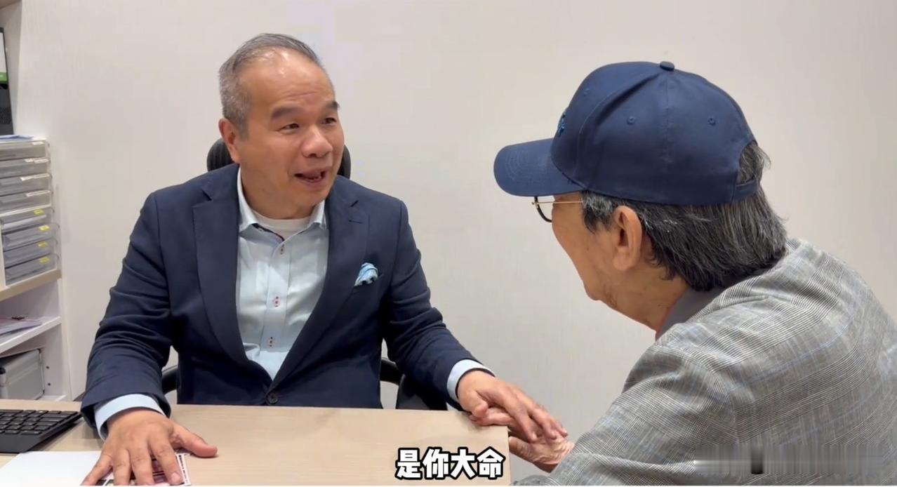 94岁胡枫大病后露面报平安，突发胆管炎昏迷了4天，医生叹其福大命大！
以为只是避