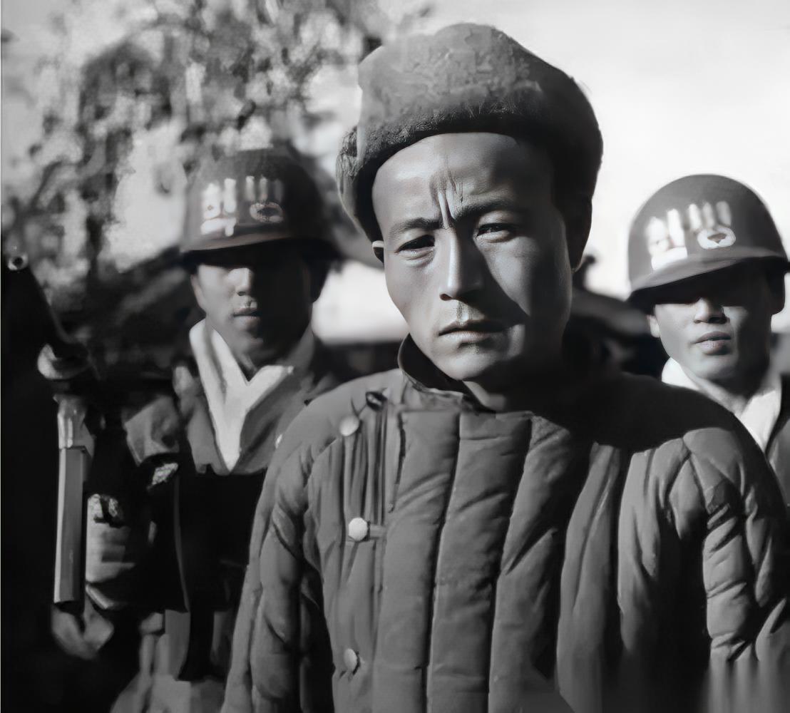 1952年，朝鲜巨济岛上，叛徒李大安把两名志愿军战士心脏剜出剁成肉馅包饺子，还把