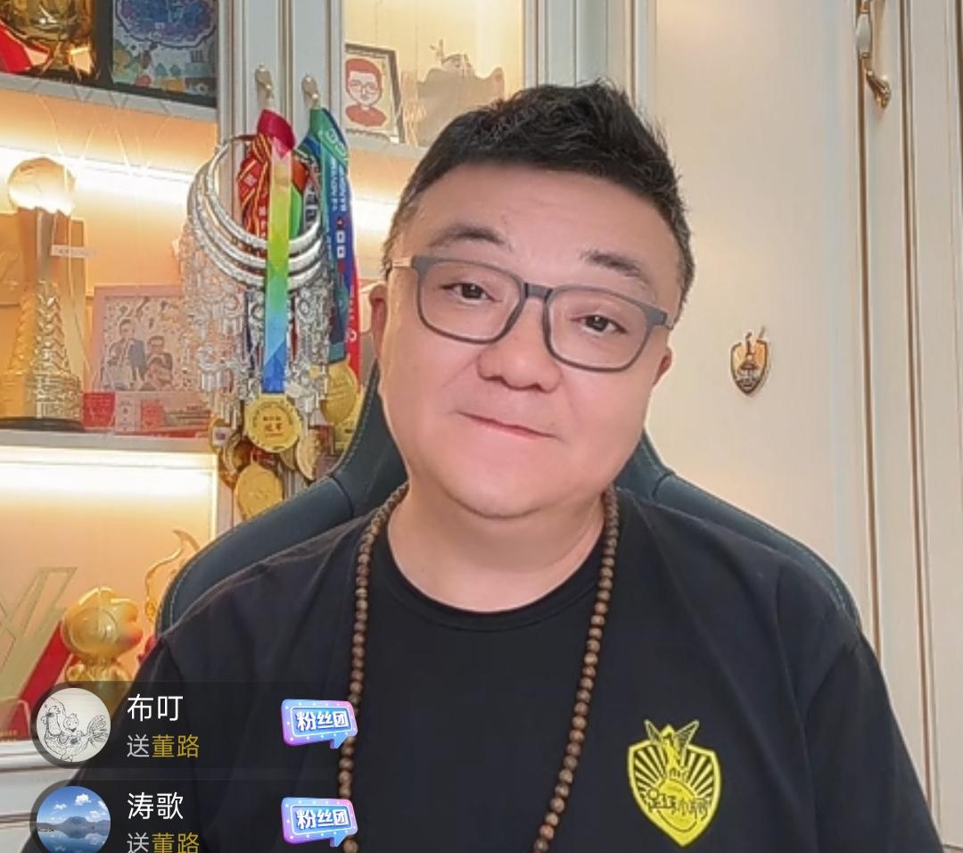 董路又开炮了，这次对准的是自己足球小将的家长。

起因挺简单：小球员李昊炎妈妈接
