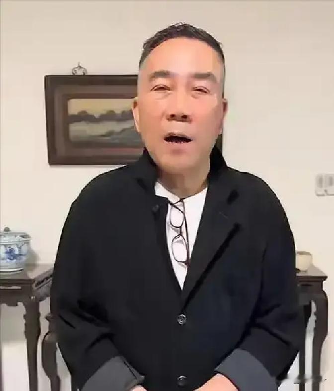 在自家的相声剧场被观众喊了句外号当场翻脸，转头却凭着“道歉速度快”被捧成了明白人