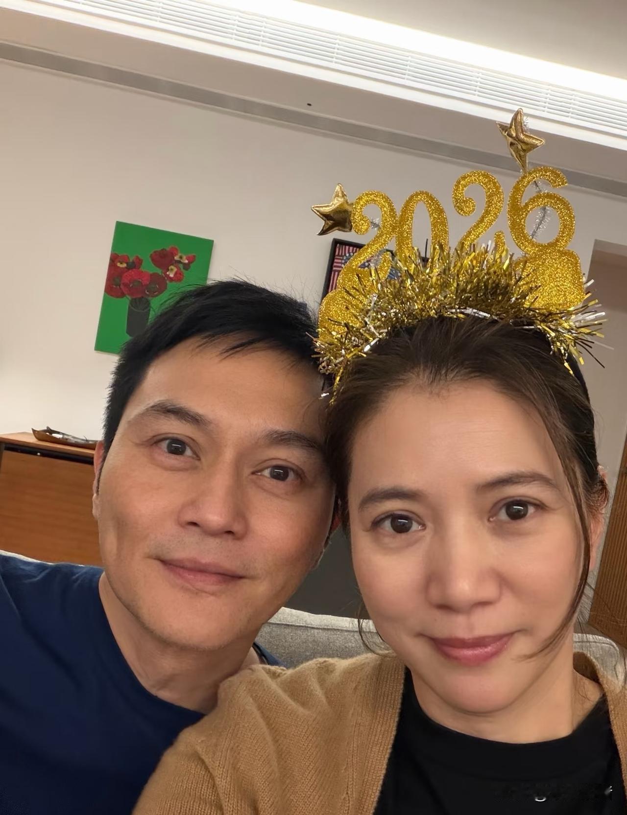 这就是夫妻相吧，没有血缘的两个人在一起生活久了，就会长的越来越像。还有一点疑问，