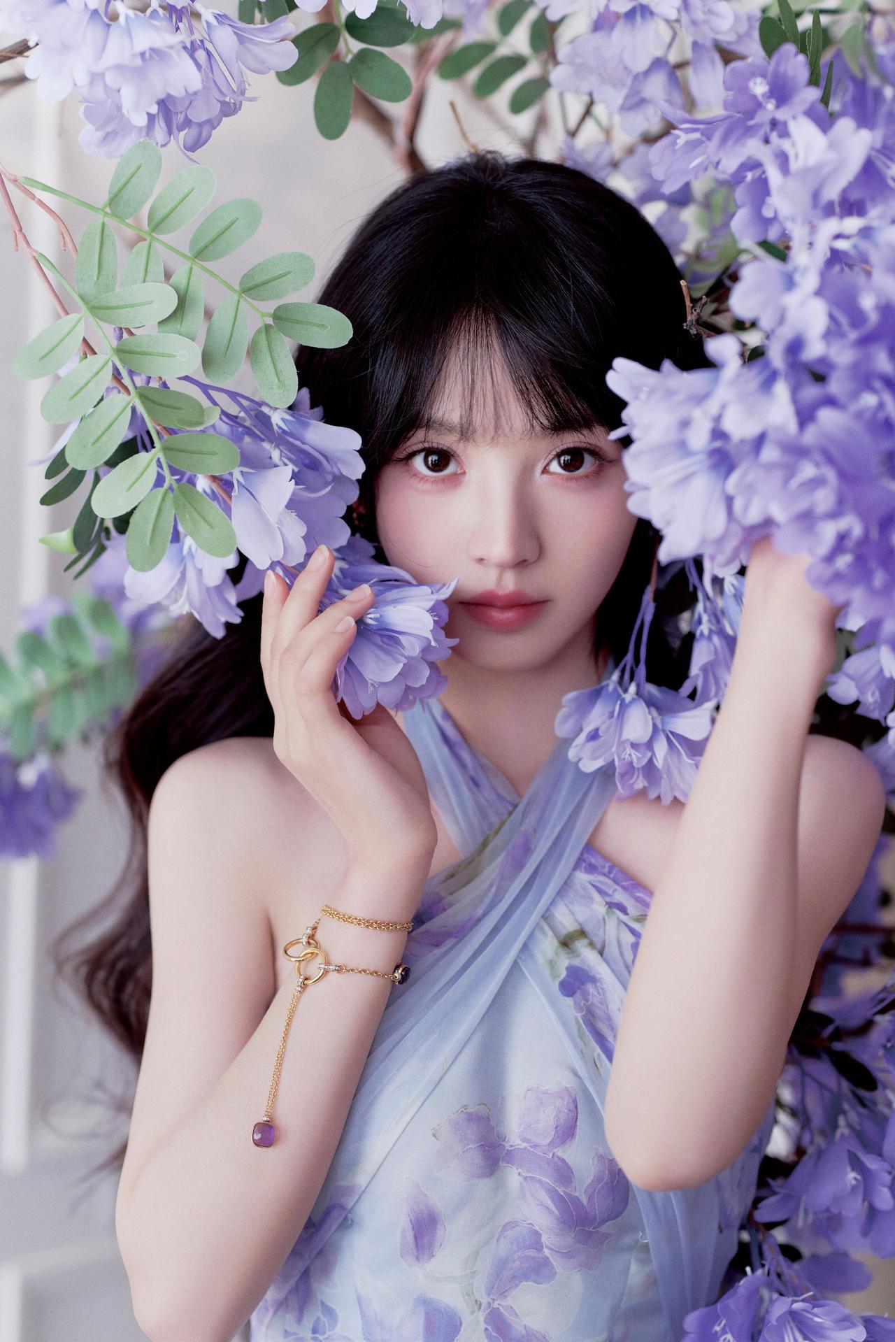 《紫花笺》
浅紫的花瀑倾泻下来，她是花中走出的精灵。
薄纱裙裾上的花影与枝桠间的