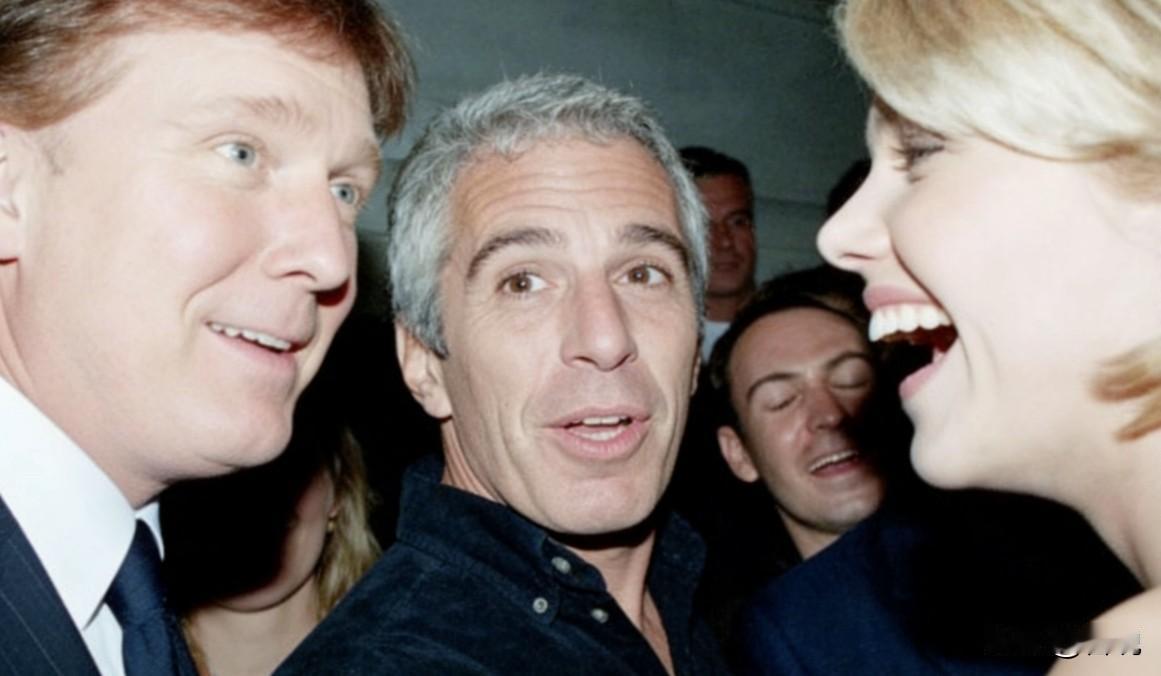 爱泼斯坦照片再掀风波，这不，美国众议院监督委员会刚公布19张他住处的未公开照片，