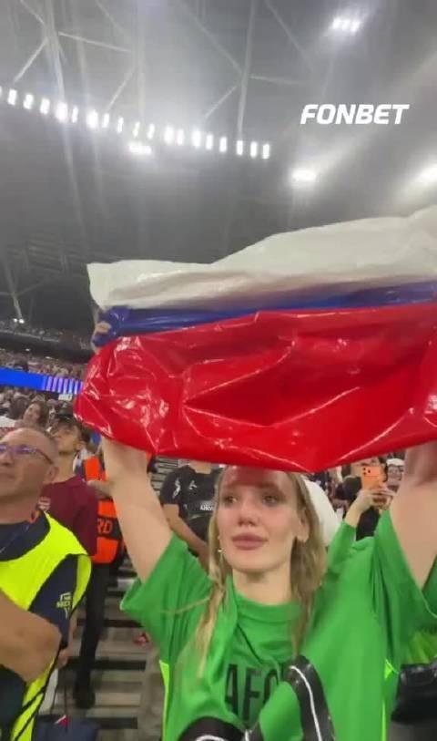 🇷🇺 俄媒RT：由于俄罗斯国旗不允许带进欧冠决赛球场，大巴黎俄罗斯国门萨福诺