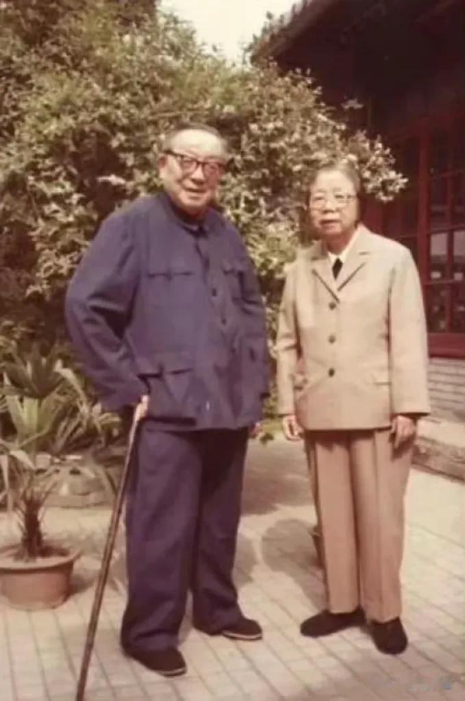 1984年9月，时任全国政协主席邓颖超同志（时年80岁）亲切看望政协副主席许德珩