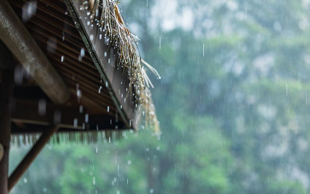 为什么，
清明节前后总下雨呢？
看到个说法，
人不走夜路，
鬼不走干路，
是因为