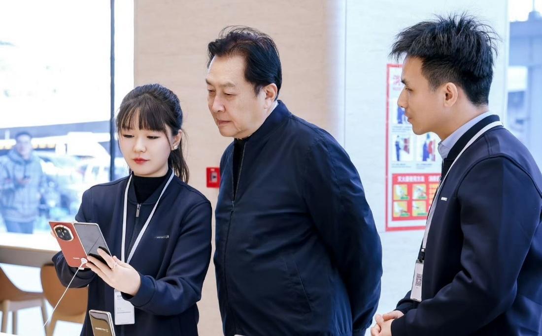 全国各地华为门店成偶遇明星现场偶遇唐国强北京逛街 在店里用Mate X7试玩了会