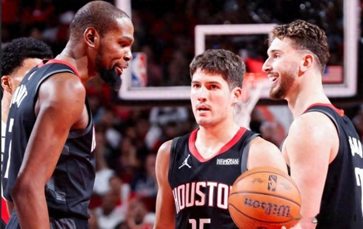 火箭客场大胜，杜兰特回归真关键
火箭赢了，客场赢了，还三连胜了，所有人都觉得，火