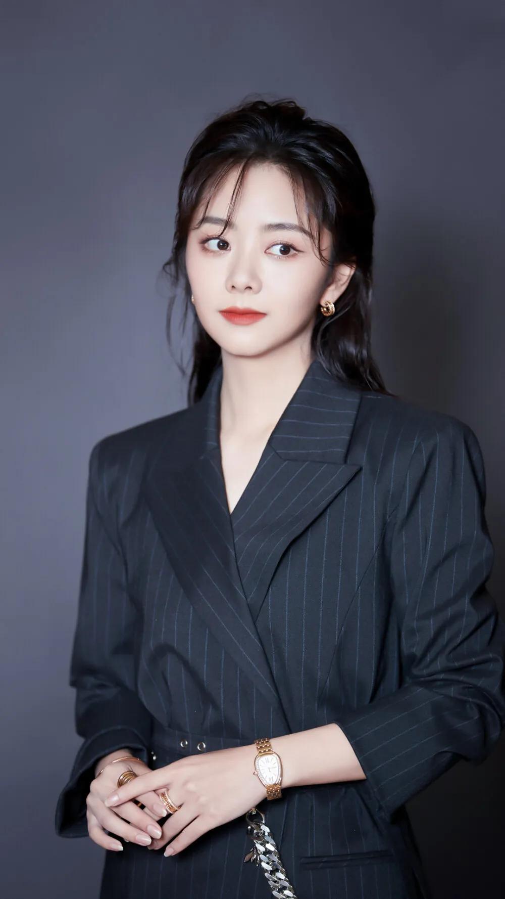 谭松韵的故事里，2018年跨年夜的那场车祸，总是绕不过去。

那一年最后一天，她