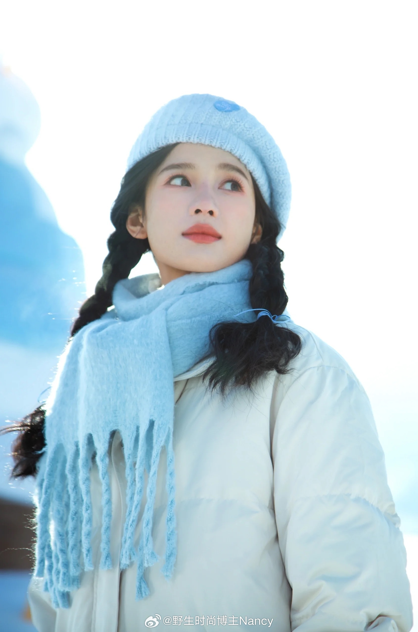 张婧仪晒雪中随拍，清冷又可爱的温柔女大！ ​​​