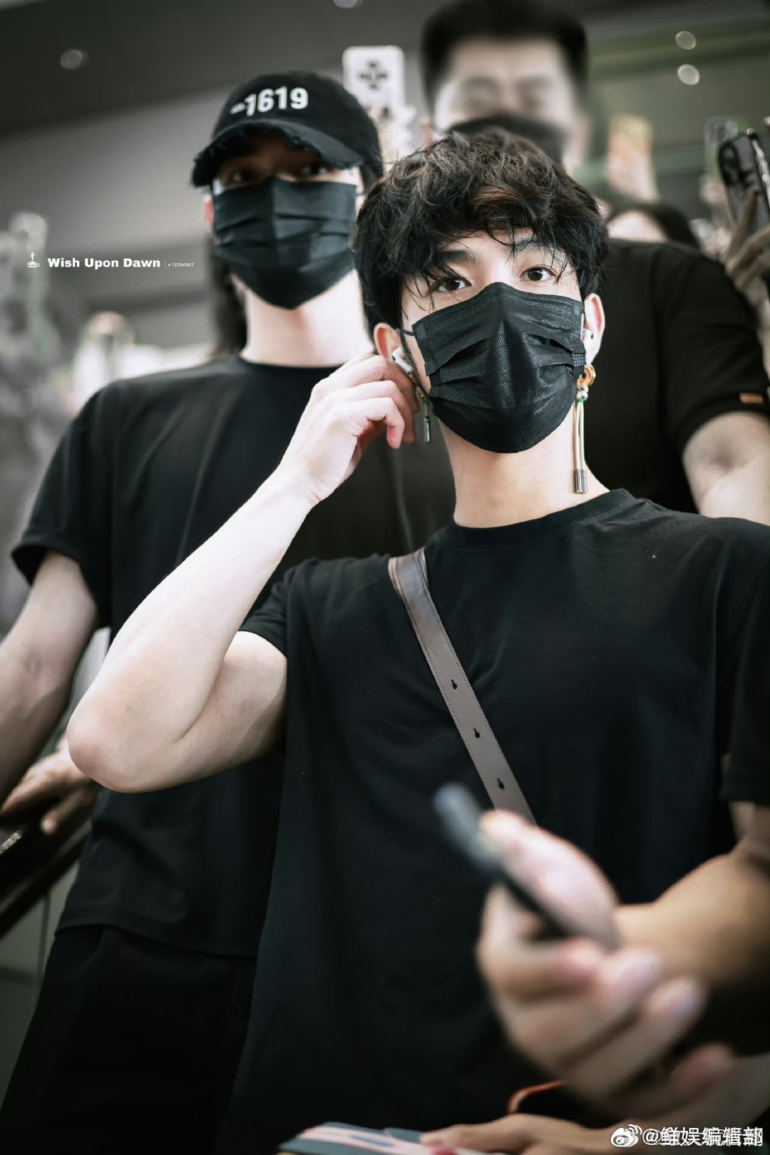 何昶希给何衍朝买礼物何昶希巴黎迷路 迷路时还在琢磨怎么藏礼物，何昶希对何衍朝的用