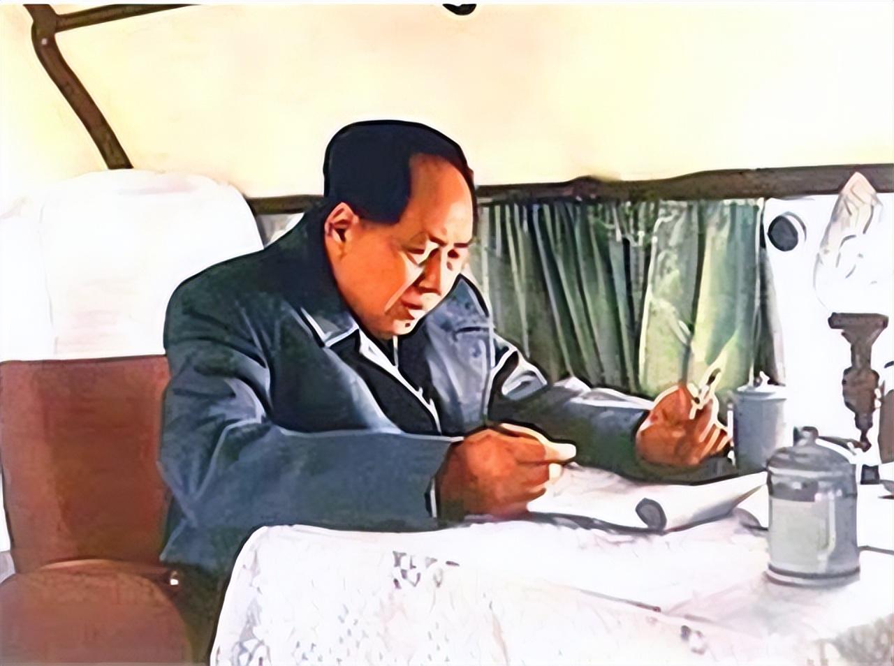 [微风]1956年，毛主席乘专列外出视察，中午饭点的时候，毛主席在卫士张仙鹏的陪