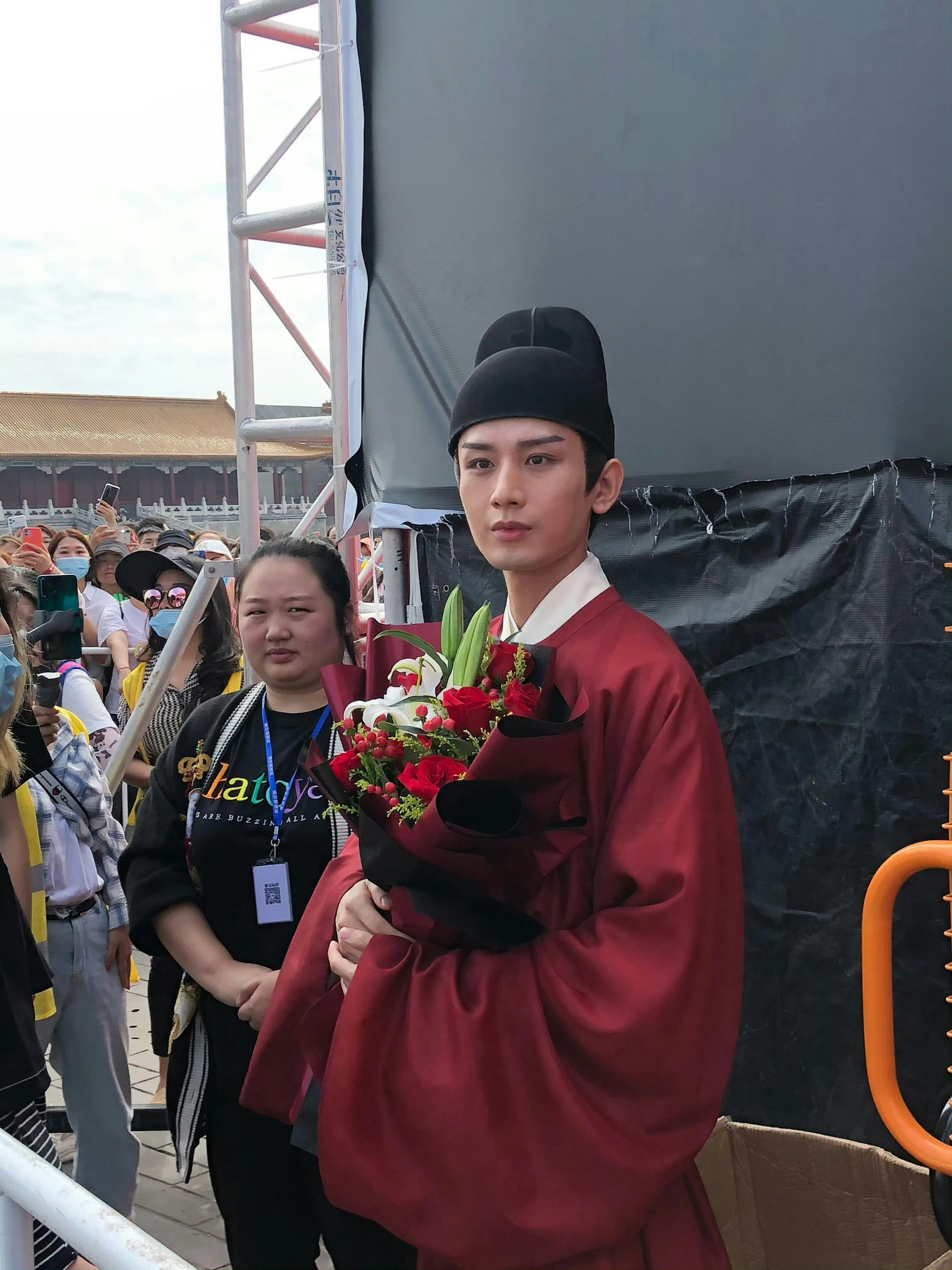 成毅与君歌暑期太能打了成毅旧剧《与君歌》第27次上星播出，同时剧集还在海外开启第