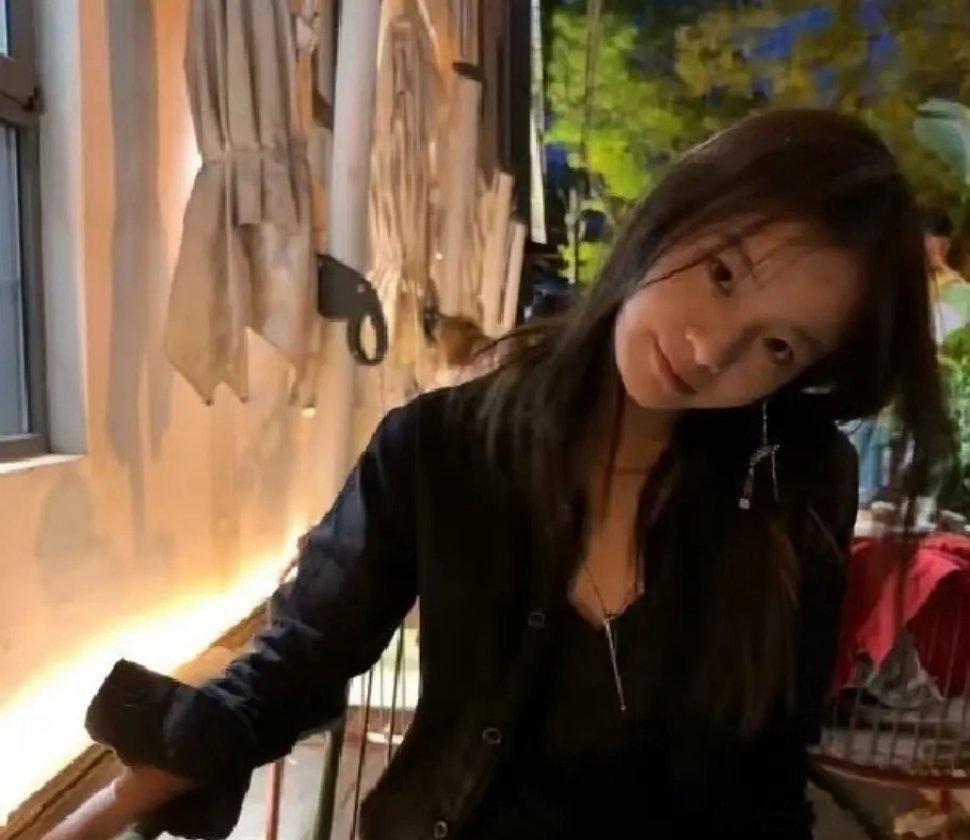 李庚希长的挺正常，脑子不太正常 ​​​