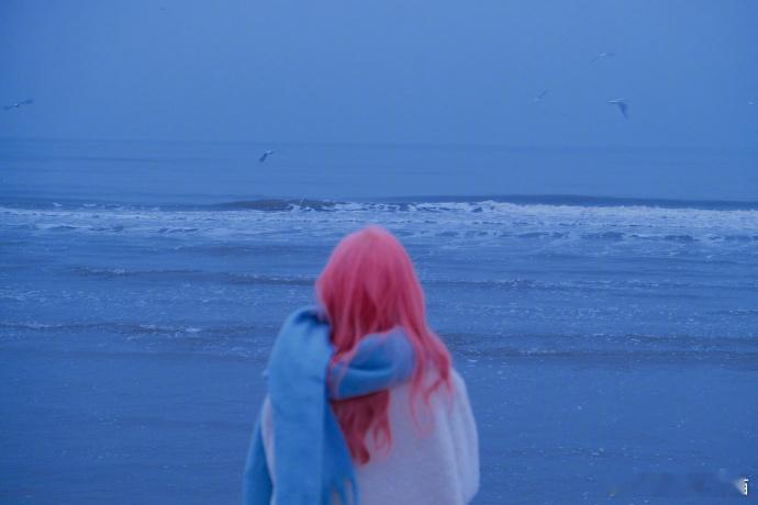 毛晓彤的粉发海边库存 粉发的毛晓彤好好看 