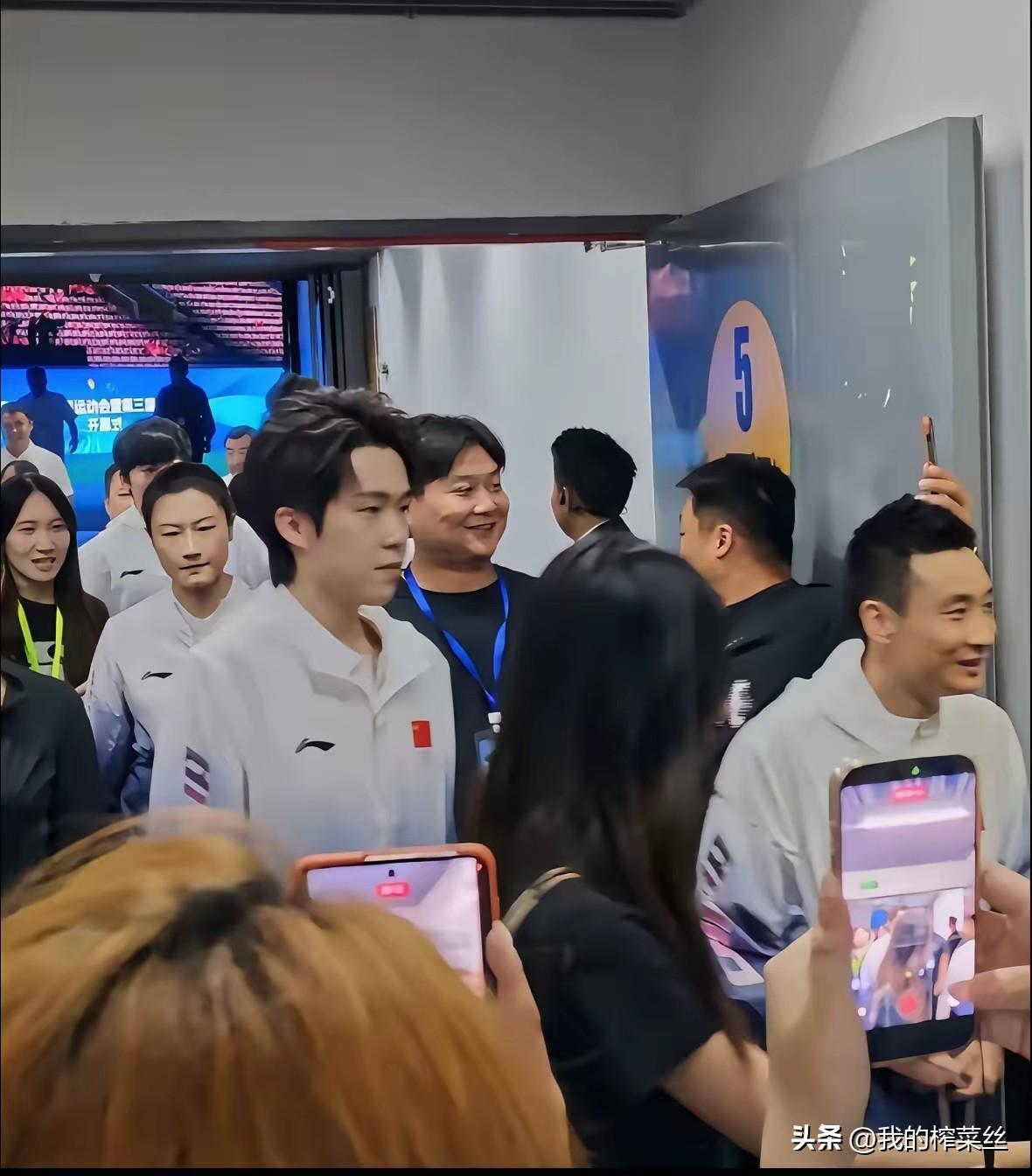 估计也就北京队会这么富裕了！
四任队长共同出席活动，
四个大魔王啊！
张怡宁，丁
