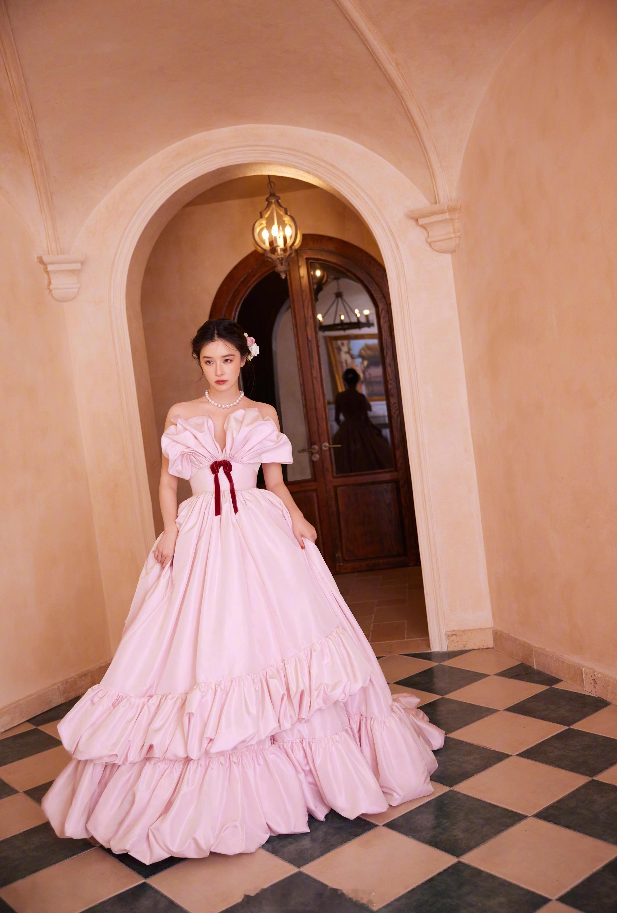 阚清子粉色写真大片婀娜姿态 