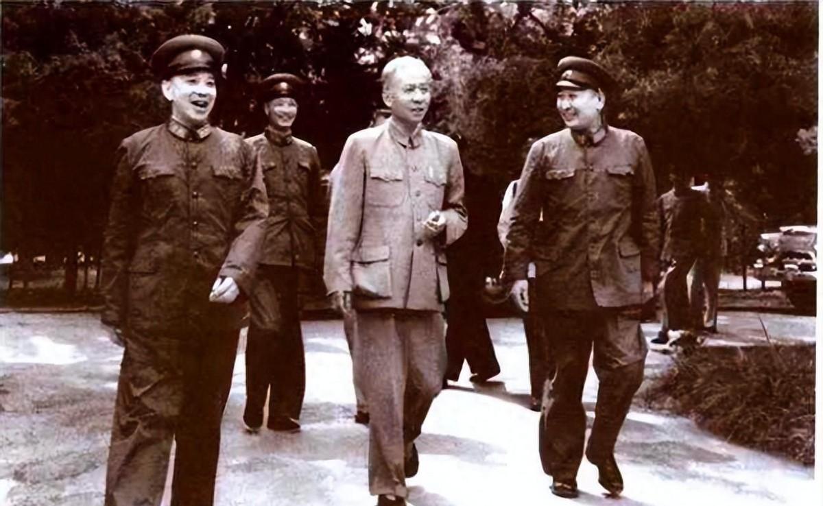 1998年，这位老将临终时，张震不离不弃坚守床前，老人生病去世后他彻夜未眠
19
