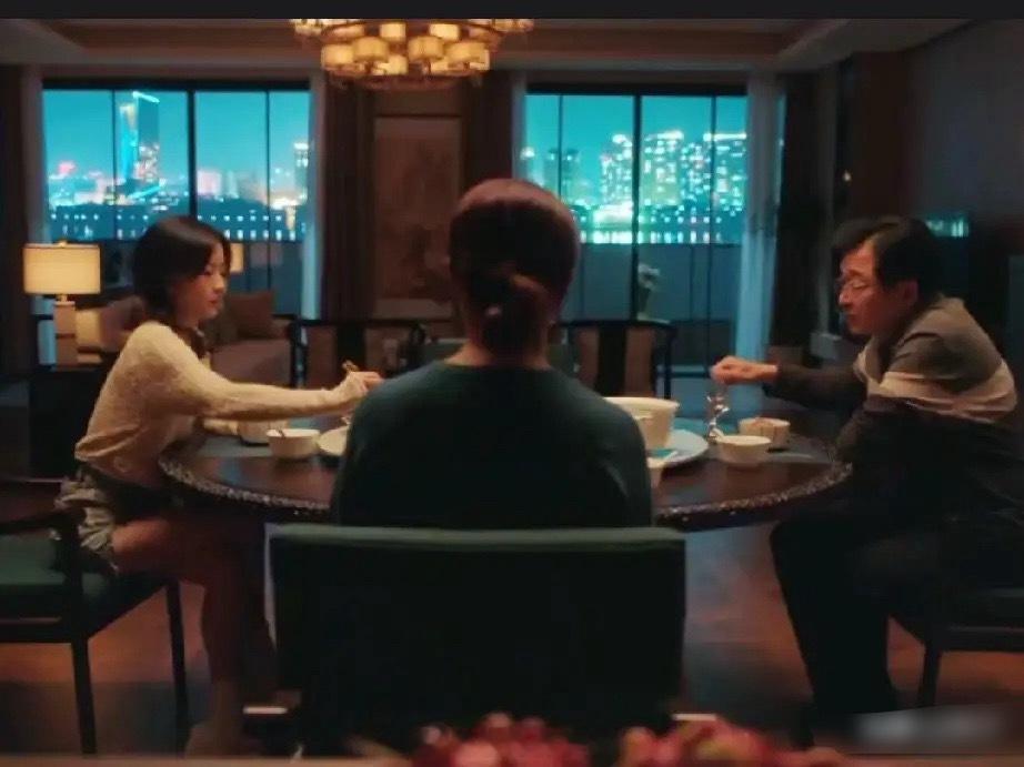 《四喜》冯建奇死后家里吃饭还是给他留了位置，正对着他妈妈面前他妈妈时常对着他位置