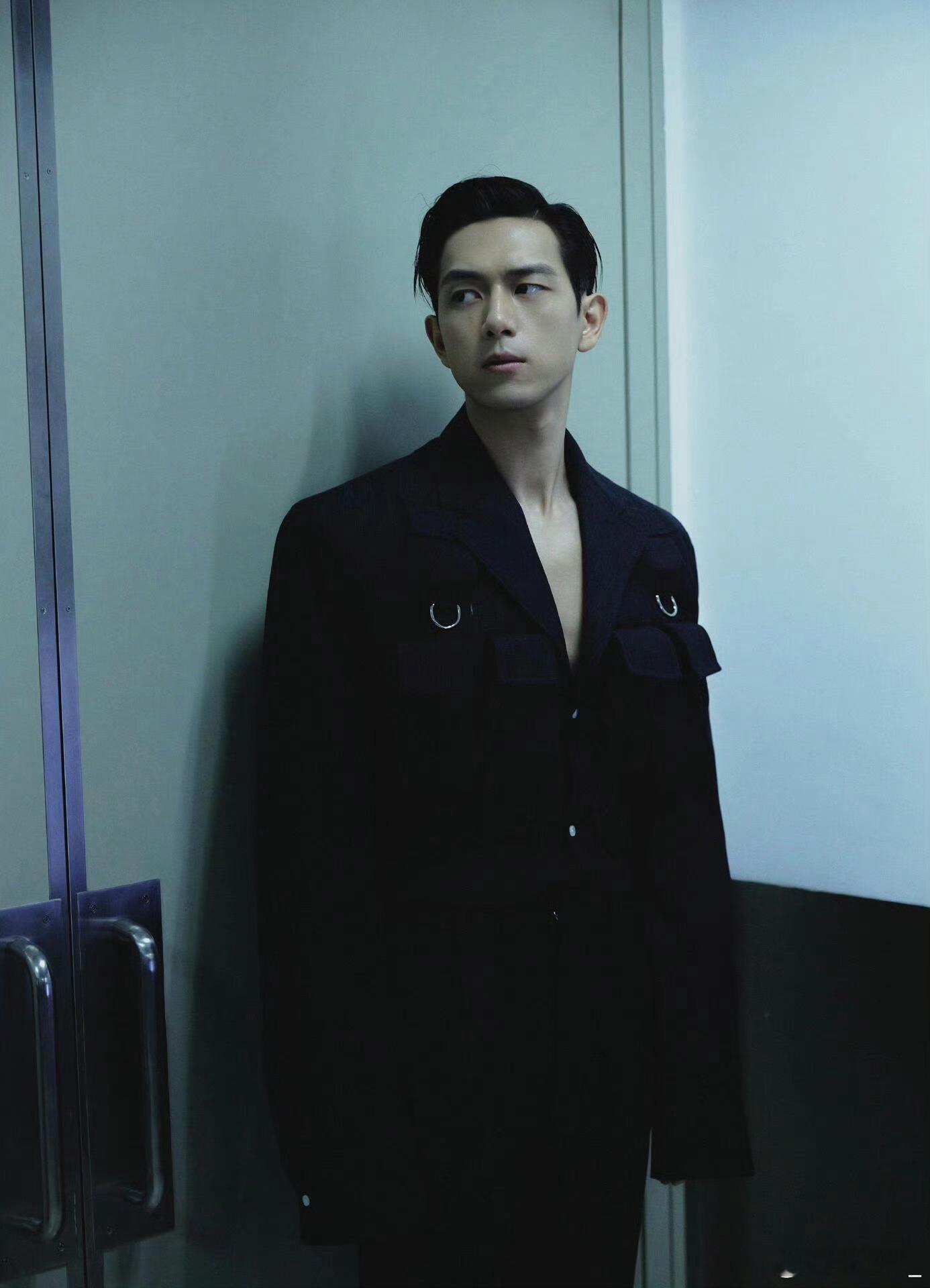 谁懂啊！坏了这个李现是真男模 185身高+自律练出的好身形，西装撑得笔挺，休闲装