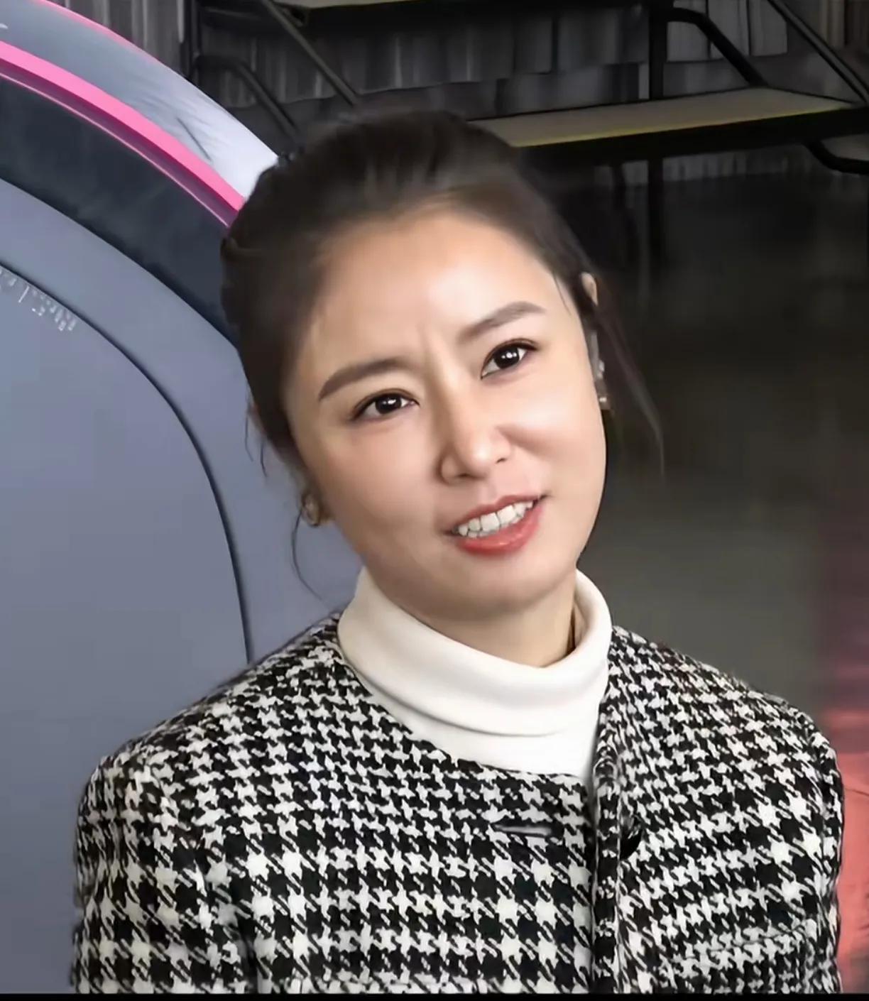 50出头了，还是喜欢扮可爱，颜值高，年纪大了依旧是美女。