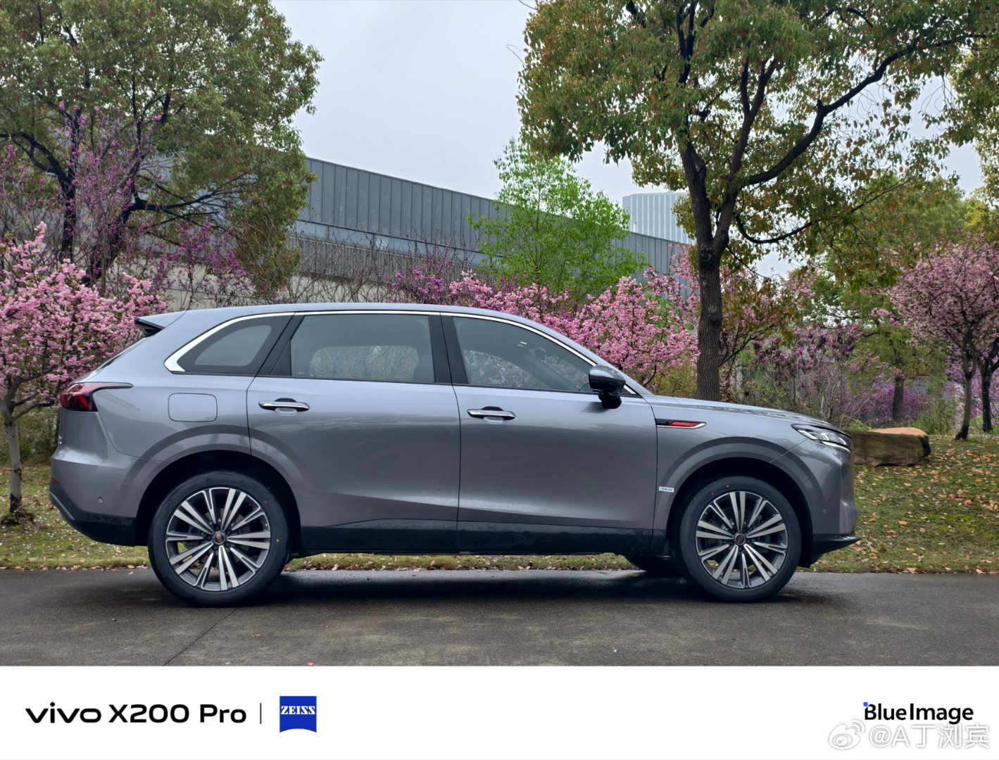 全新的红旗HS6 PHEV，外形时尚靓丽，采用司南智驾，端到端的模型，在城区道路