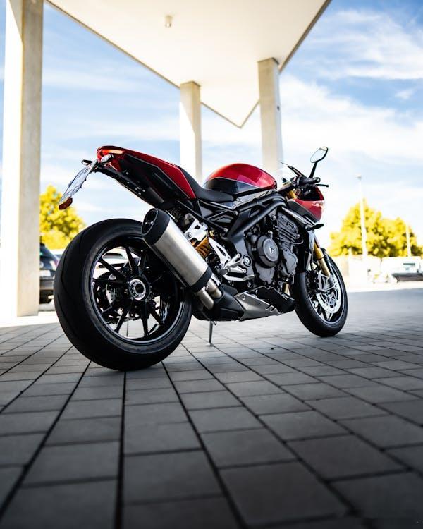 据中国摩托车商会数据，2025 年我国摩托车产销分别达 2210.9 万辆和 2