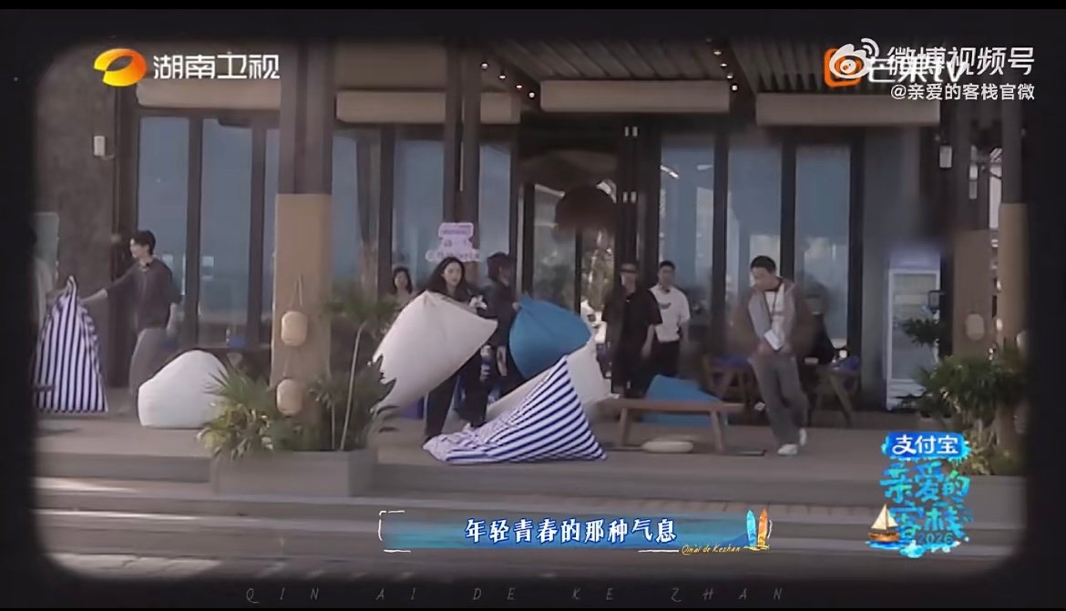 沈月被客栈的客人治愈了 沈月被客人夸到不知所措，纯粹又乖巧，被善意包围的样子真的