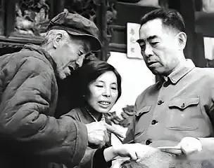 1961年，河北武安县伯延公社，一天，周总理来到郭仙娥家。
郭仙娥的爱人生病躺在